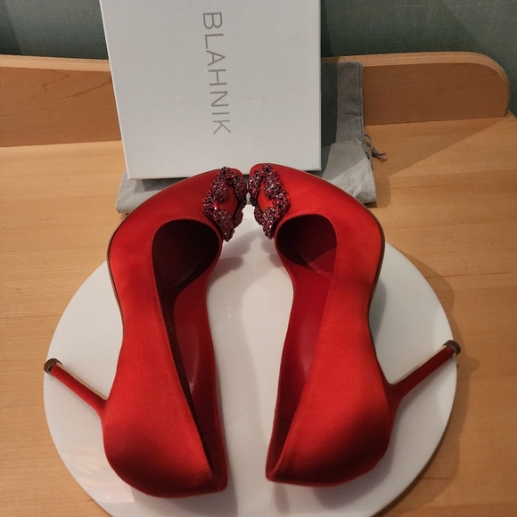 💯Authentic Manolo Blahnik HANGISI Red Satin Jewel Buckle Pumps - Picture 14 of 17